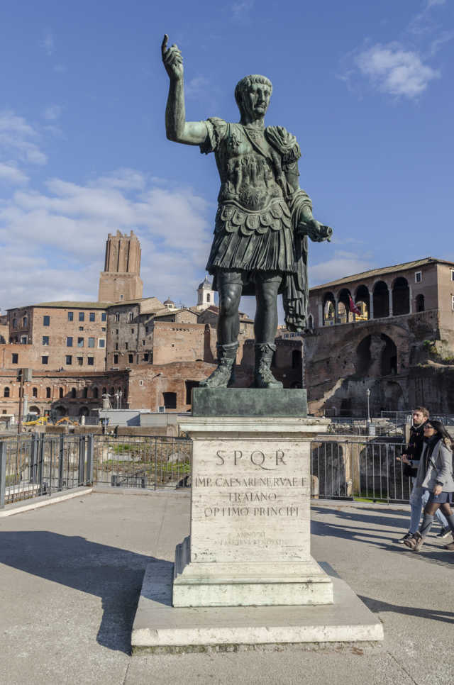 118 - Italia - Roma - estatua del emperador Trajano